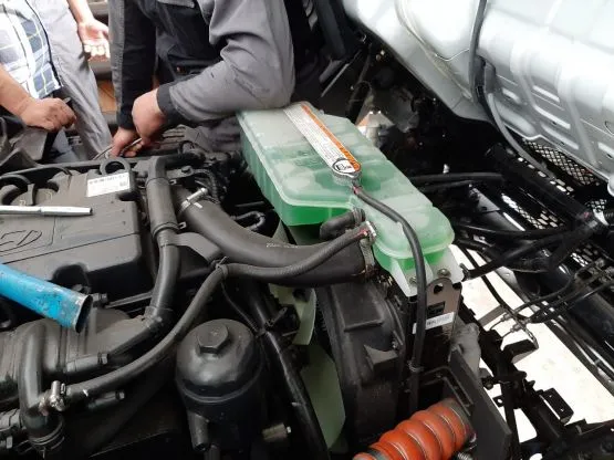 Mecánico especialista trabajando en la electrónica de un camión.